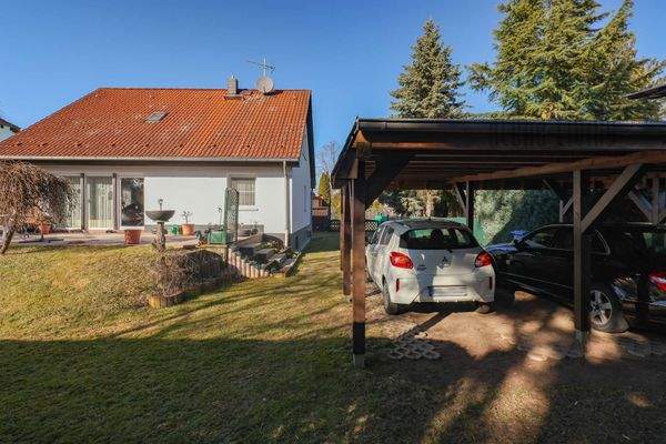 Gartenansicht mit Carport