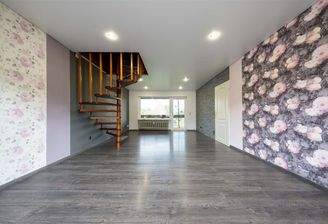 großer Wohn-/ Essbereich mit Ausgang zur Loggia