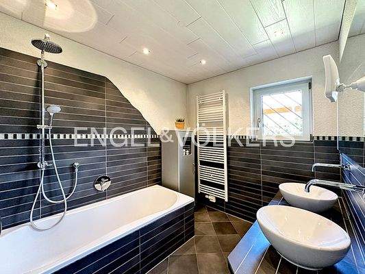 Tageslichtbad mit Wanne EG