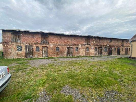 Rechtes Stallgebäude