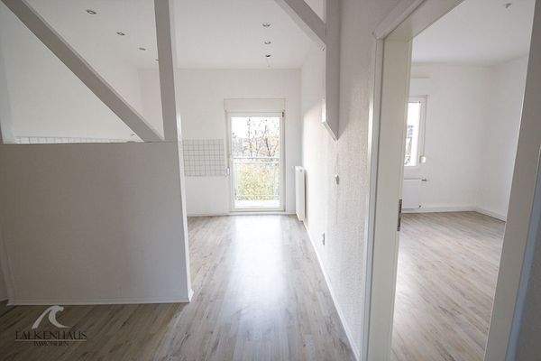 Blick Richtung Bad und Balkon