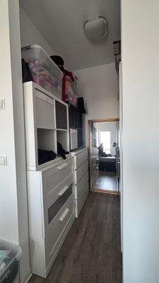 Schmaler Flur mit Spiegel