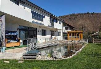 Haus mit Gartenanlage