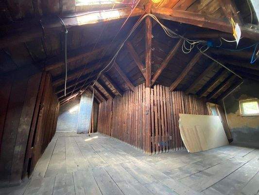 Dachboden mit Abstellräumen (2).jpg