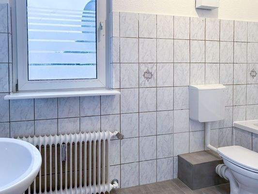 Badezimmer mit Fenster