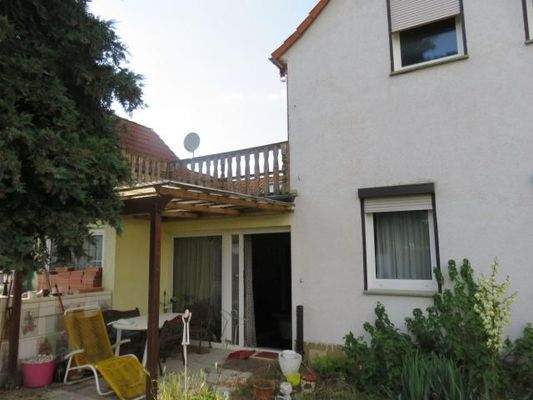 Blick vom Garten auf Terrasse