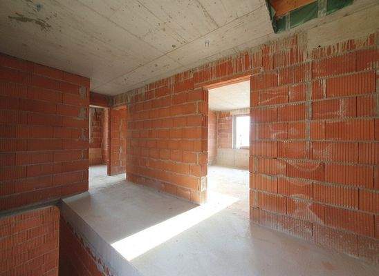 Lichtdurchfluteter Vorraum im Obergeschoss mit viel Raum für individuelle Gestaltung