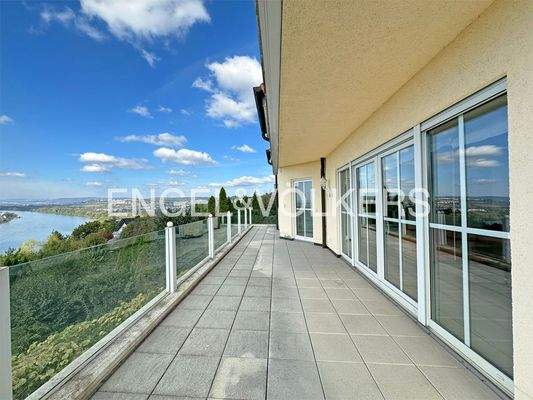 Großzügiger Balkon mit Ausblick