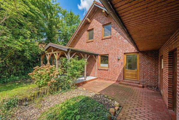 Rückansicht mit Terrasse - (KI optimiertes Foto)