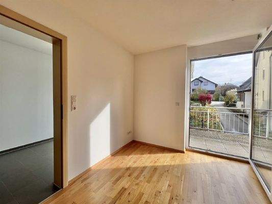 Helles Schlafzimmer im OG mit Balkon