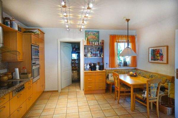 Küche mit kl. Essbereich und Abstellraum