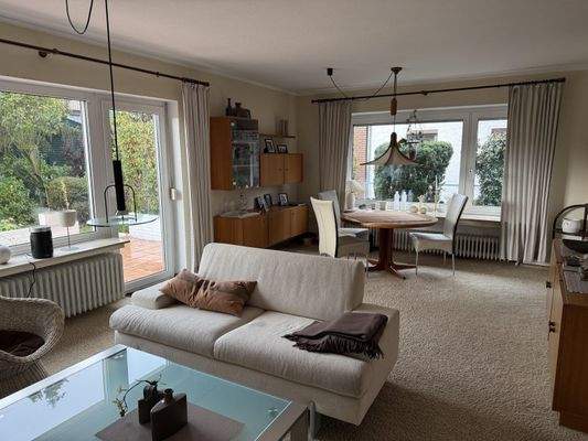 lichtdurchflutet durch große Fensterflächen