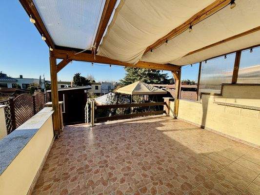 Terrasse mit Blick in den Garten