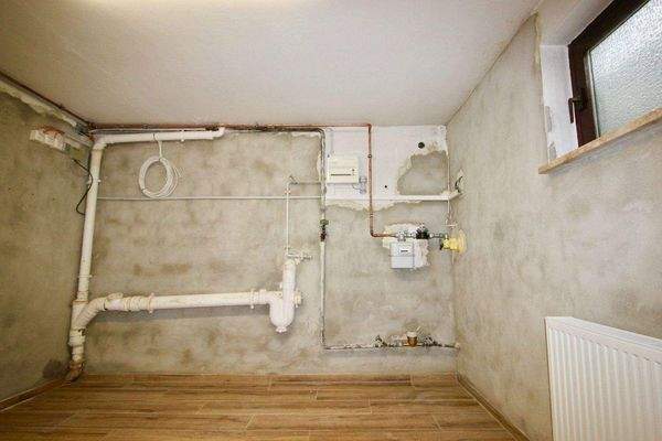 hier ist schon neuer Putz auf der Wand