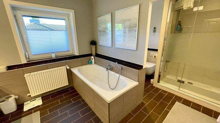 Tageslichtbad mit Wanne und Dusche