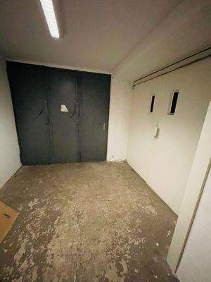 Lastenaufzug / Zugang Rampe