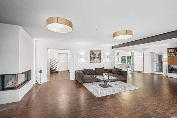 Exklusives Wohnzimmer mit einem gemütlichen Kamin