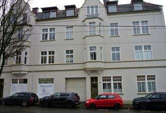 Hausansicht an der belebten Straße 