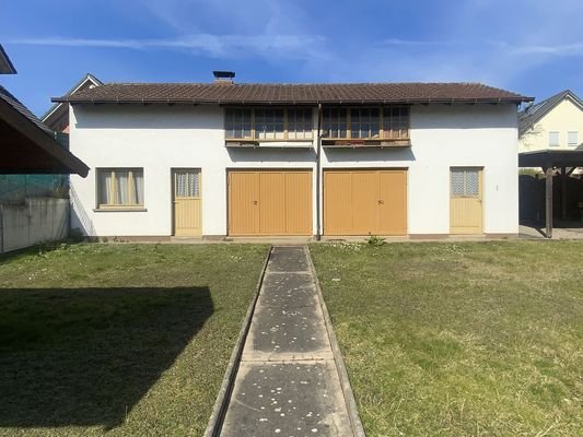 Grundstück mit Geräteschuppen