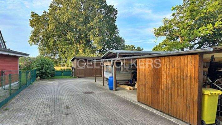 Einfahrt mit Stellplätzen