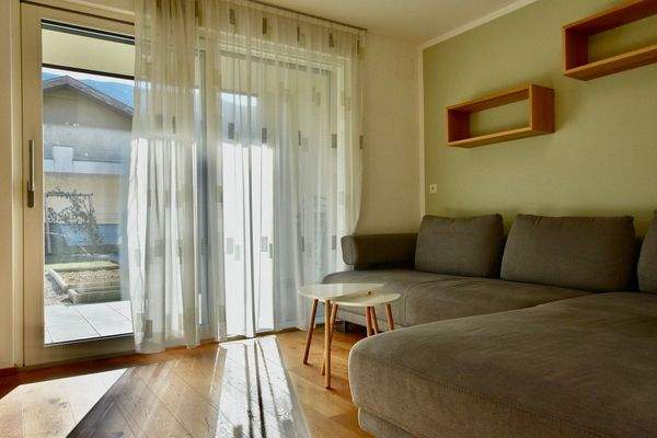 DE | Neuwertige 4-Zimmer-Maisonette in Rabland! 165 m² Garten, 2 Terrassen, Balkon, vollmöbliert, 3 Parkplätze – jetzt besichtigen! IT | Duplex 4 locali come nuovo a Rablà! Giardino 165 m², 2 terrazze, balcone, arredato, 3 posti auto – visita ora! EN | Li