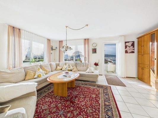 Wohnzimmer mit Balkonausgang