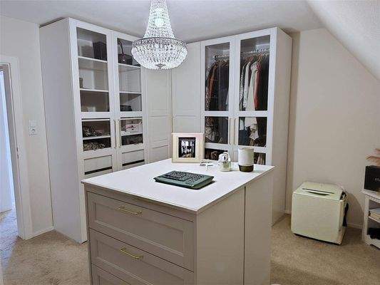 mit Platz für Kleider usw.