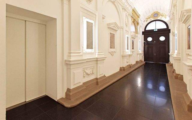 Eingangsbereich Gebäude mit Lift