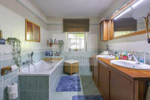 mit Wanne und Dusche