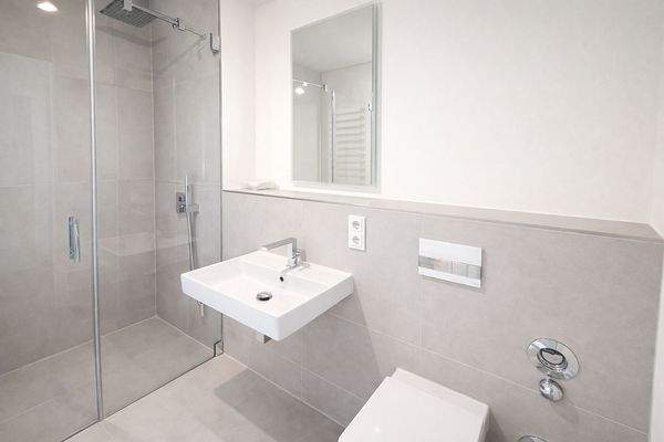 Modernes Gäste-Bad mit ebenerdiger Dusche