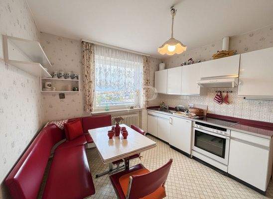 Küche mit Zugang zu Esszimmer