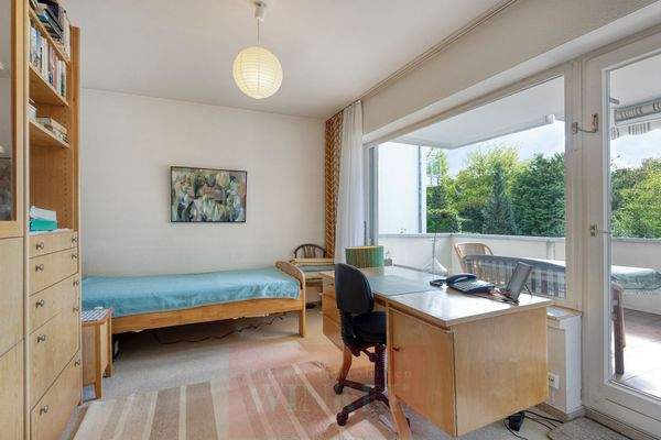 Arbeitszimmer vorm Balkon gelagert
