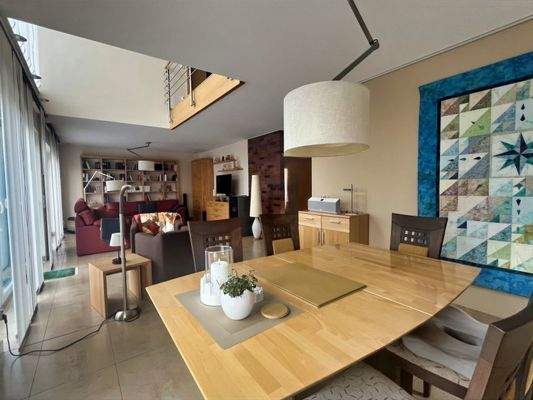 Blick vom Essbereich in den Raum