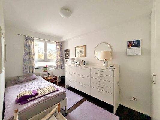 Raum mit Einbauschrank und Einbaukommode