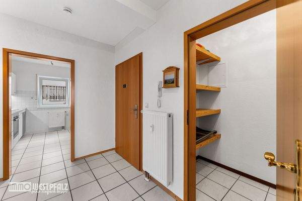 Flur mit Blick auf Küche, Eingangstür und HWR