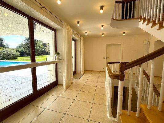 bodentiefe Fenster mit Blick auf den Pool und in den Garten 