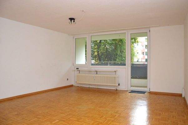 geräumiges Wohnzimmer mit Ausgang zum Balkon