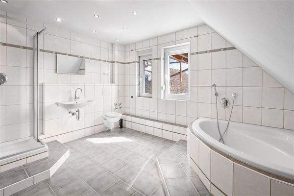 Bad mit Eckbadewanne und separater Dusche