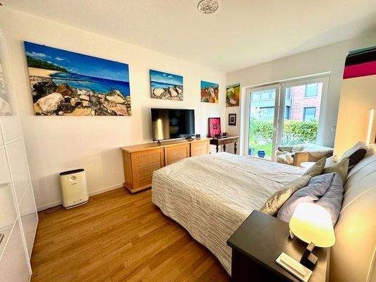 Helles Schlafzimmer mit Kunst