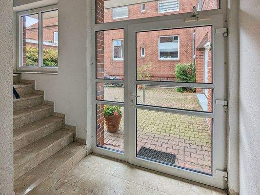 Treppenhaus und Eingang_2