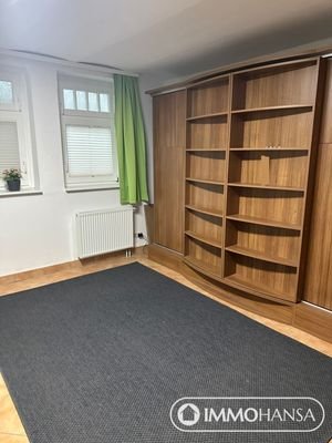 Auklappbares Bett hinter dem Schrank