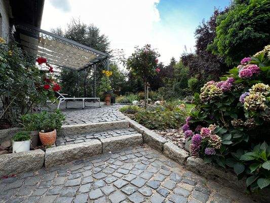 Aufgang zum überdachten Terrassenbereich 