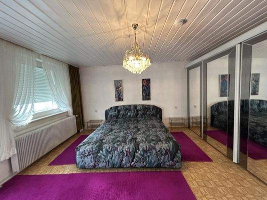 Schlafzimmer mit Balkon OG.