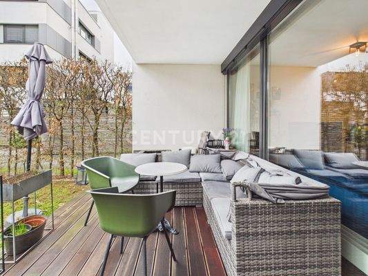 Große Terrasse mit Überdachung