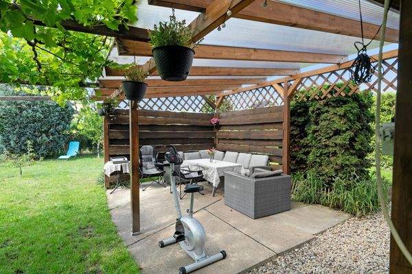 Überdachte Sitzgruppe im Außenbereich