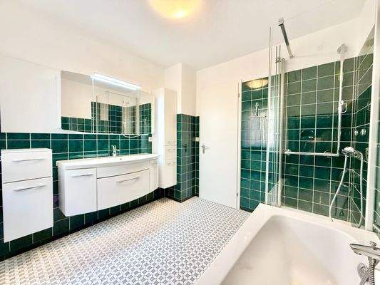 EG: Badezimmer mit Badewanne und Dusche