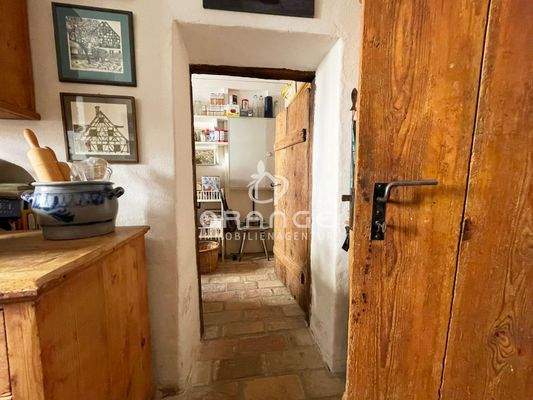 ...dahinter befindet sich die Speisekammer