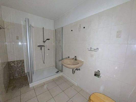 Badezimmer mit Dusche