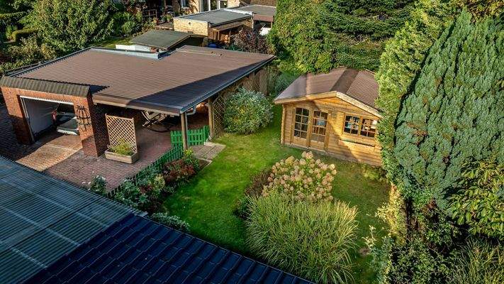 Garten mit Nebengebäuden