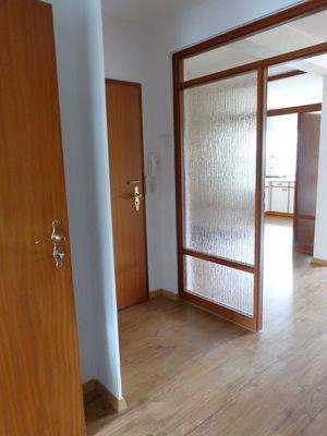 Flur mit Blick ins Wohn-/Esszimmer